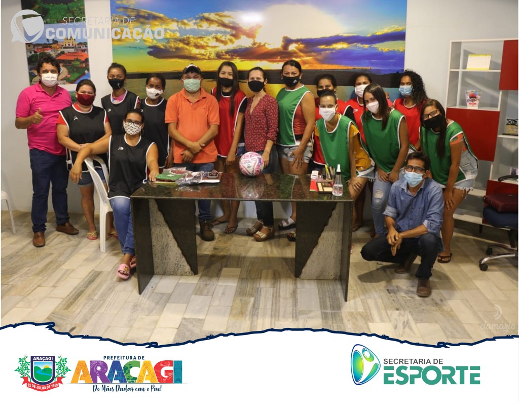 Prefeita Josilda Macena se reúne com jogadoras de futsal feminino entrega materiais esportivos