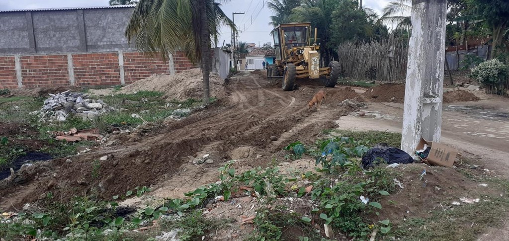 Serviço de terraplanagem é realizado na rua Joana Alexandrina que em breve receberá pavimentação