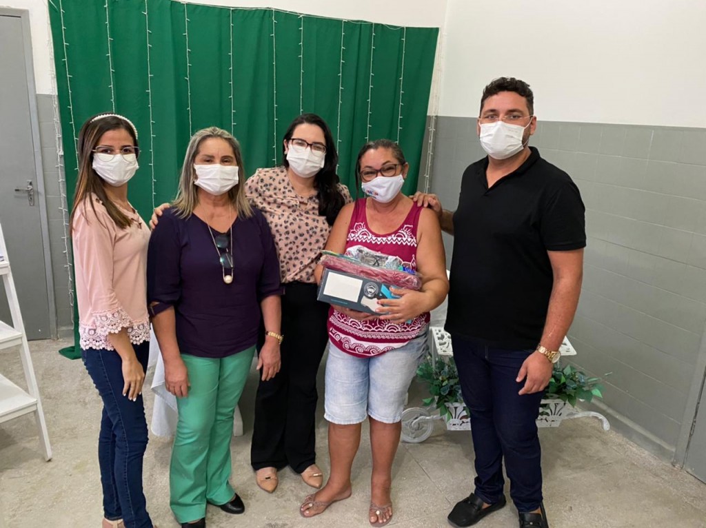 Secretaria de Saúde faz entrega de fardamentos e EPI's para auxiliares de serviço e copeiros da Unidade Mista
