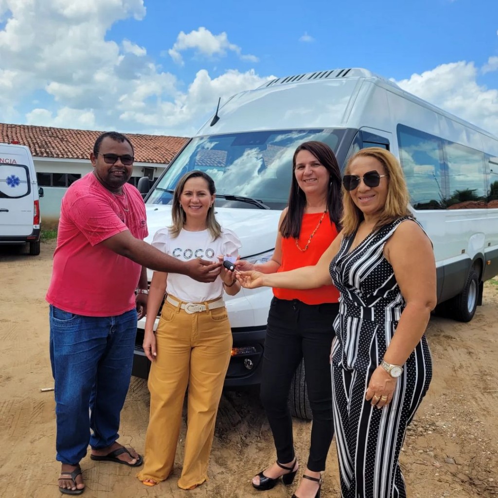 Secretaria de Educação recebe Van 0km de 21 lugares