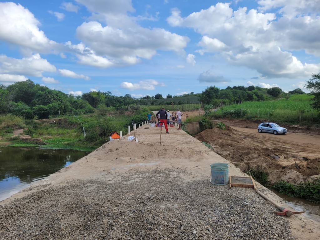 Prefeitura realiza a reforma da passagem molhada do sítio Pacheco