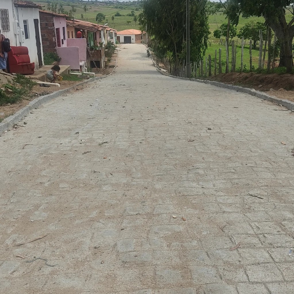 Prefeitura finaliza pavimentação da 1º rua do conjunto Emiliaq Borges