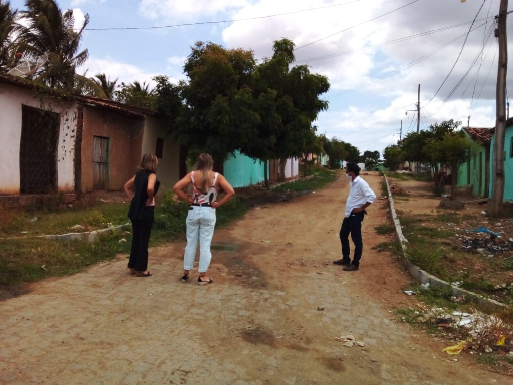 Prefeita Josilda Macena visita ruas no conjunto Santo Amaro e obras de pavimentação devem iniciar em breve